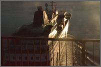 wij op de brug, ons schip onder de brug