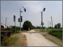 wie verwacht een verkeerslicht op een zandpad
