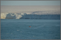 een van de grootste ijskliffen op noordelijk halfrond