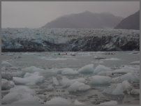 kajakkers op het gletsjer meer